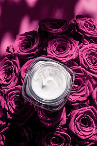 粉红玫瑰花上的面霜润肤霜，花卉背景上的豪华护肤化妆品作为美容品牌假日平面设计