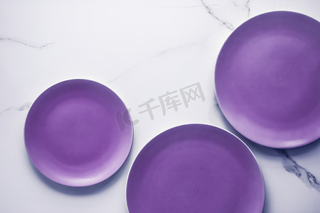 午餐广告摄影照片_大理石桌背景上的紫色空盘、餐厅品牌菜单食谱的早餐、午餐和晚餐餐具装饰、豪华假日平铺设计