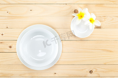 空木盘摄影照片_在盘的空白碗和有花的小碗，在木背景。