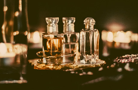 香水瓶和夜间复古香水、香气、芳香化妆品和淡香水作为豪华美容品牌、假日时尚香水设计
