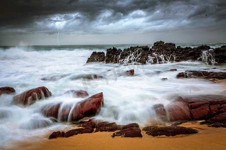 风暴席卷海滩，汹涌的海浪拍打着岸边