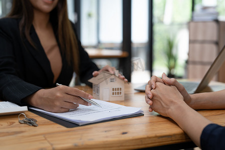 房地产经纪人或银行职员通过购房合同或办公室贷款和利率向客户描述贷款利息