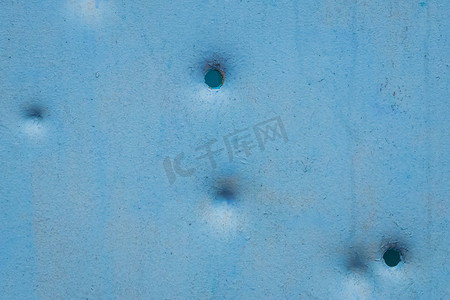 旧背景铁质蓝色金属表面上的凹痕图案、孔洞或子弹射击痕迹
