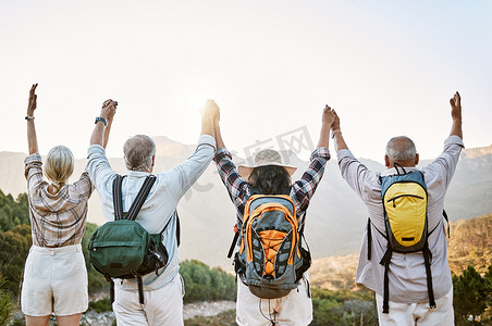 徒步旅行团、攀登和行走偏远山丘后在山峰上的庆祝和成功。