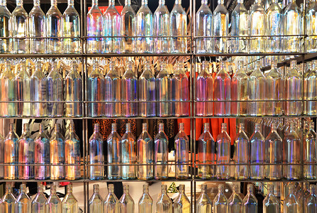 玻璃瓶背光摄影照片_许多五颜六色的玻璃瓶背景