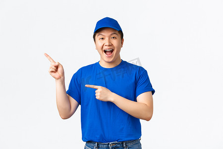 包裹快递的摄影照片_身穿蓝色制服、性格开朗的年轻亚洲男性快递员指着左上角，关于运输公司、包裹运输的广告。