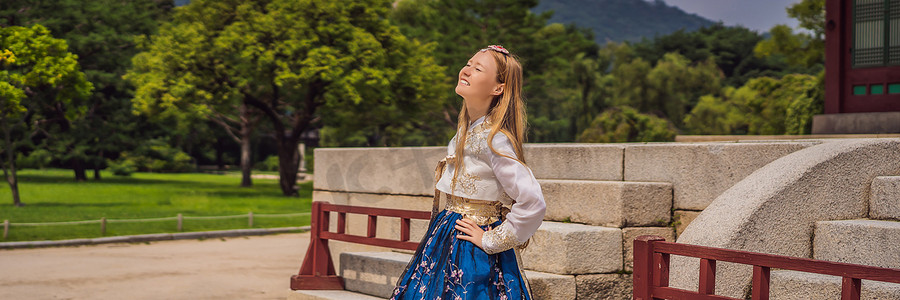 韩服女摄影照片_身穿韩服的年轻白人女游客。