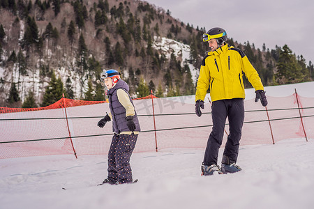 和教练一起学习滑雪的女人。