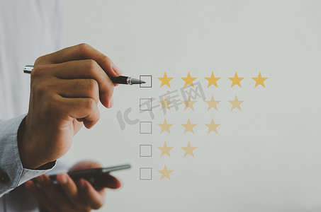 客户服务理念优质服务满意五星级评级与商人触摸屏笔。