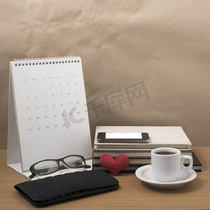 桌面：咖啡和电话、一摞书、钱包、心、眼镜