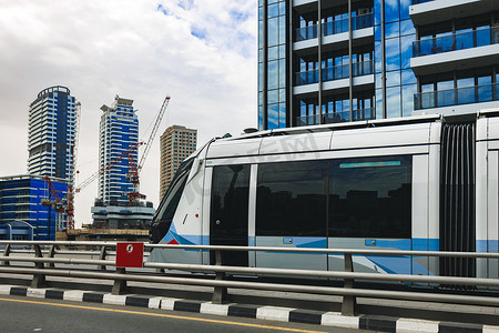 在街道的迪拜电车公共交通工具