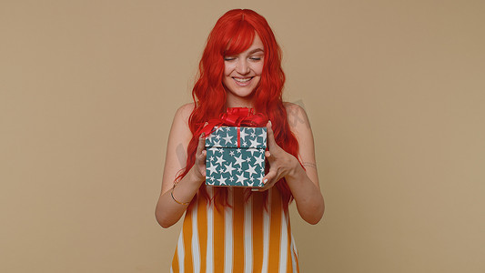 红发优胜者女孩收到礼盒奖金，生日惊喜，表达巨大的幸福惊喜