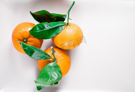 盘子上有叶子的橘子 — 柑橘类水果和健康饮食的平面概念