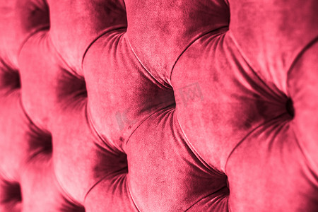 粉色豪华天鹅绒绗缝沙发内饰，配有按钮、优雅的家居装饰质感和背景