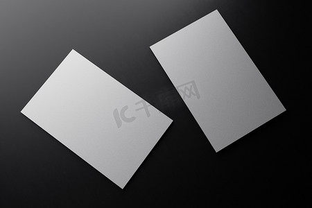 个人名片摄影照片_白色垂直名片纸样机模板，带有空白空间封面，用于在黑色纸板地板背景上插入公司徽标或个人身份。