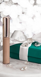 假日化妆粉底、遮瑕膏和绿色礼盒、高档化妆品礼品和美容品牌设计空白标签产品