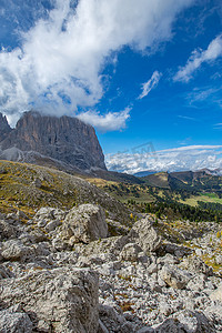左边是美丽的 Langkofel，右边是 Ciampinoi，从塞拉山下眺望。
