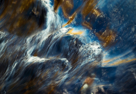 抽象太阳摄影照片_河面上抽象的彩色波纹
