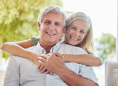 一对快乐的成熟白人夫妇在家里一起放松时拥抱和表达爱意。