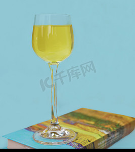 玻璃杯中的柠檬酒、意大利甜柠檬利口酒、传统烈酒和蓝色背景中的柠檬。