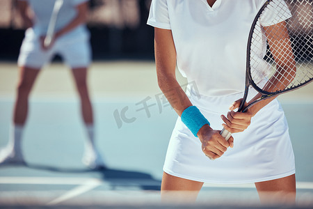 网球课体验券摄影照片_网球运动员、女运动员和球场上的团队合作，进行比赛或比赛的健康锻炼、训练和健康锻炼。