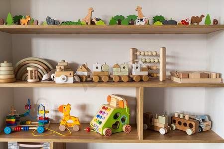 儿童房背景摄影照片_儿童房里的架子上放着儿童木制玩具。