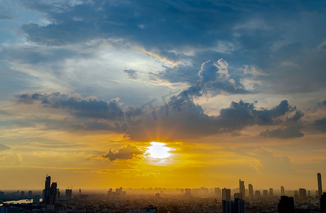 曼谷大城市上空的橙色和蓝色天空上的日出或日落的华丽全景。