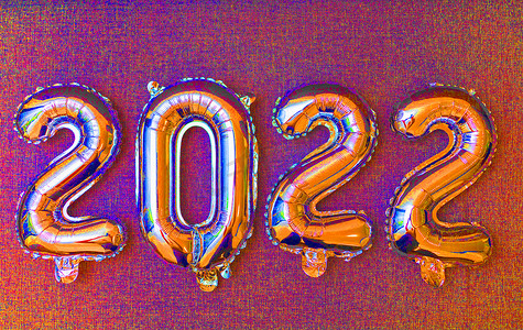 2022年摄影照片_2022年新年彩色背景中闪亮的银色气球