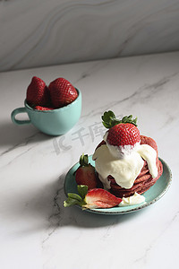 粉色草莓摄影照片_静物画，粉色草莓煎饼放在绿松石盘子里，配酸奶油