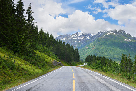公路山地、高速公路和乡村环境，可自由旅行、阿拉斯加的夏季雪以及街道或冒险。