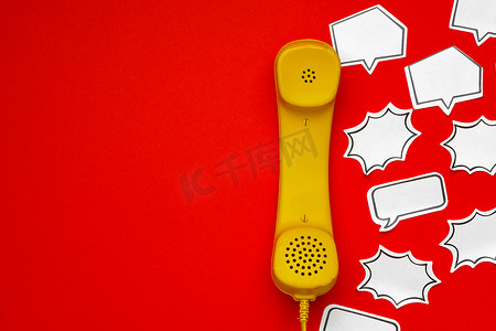 红色背景上的黄色电话扬声器和语音气泡