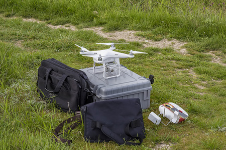 草地上的设备和四轴无人机已准备起飞