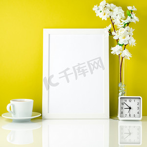 白背景图片摄影照片_白框，花瓶里的花，茶杯或咖啡，钟表