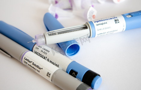 药物注射摄影照片_用于糖尿病患者的胰岛素注射笔或胰岛素盒笔。