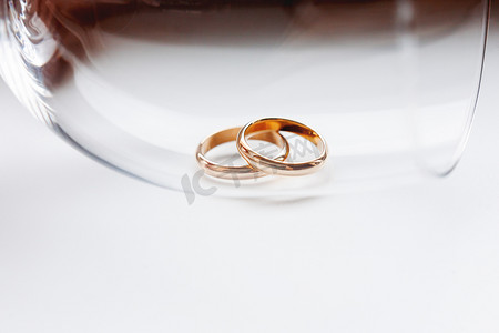 透明玻璃结婚金戒指。