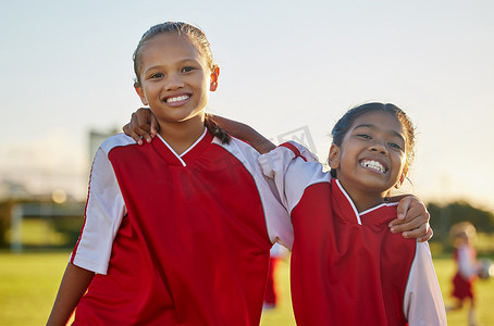 女孩、拥抱和足球队参加健身比赛，孩子们在草地、自然公园或泰国高中体育场锻炼和训练。