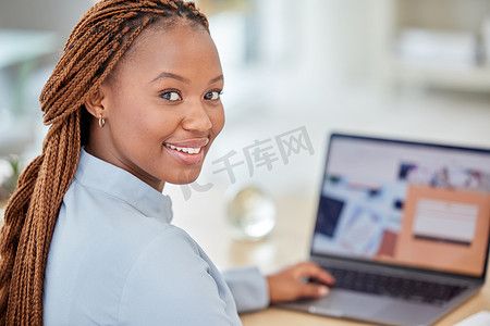 网站联系摄影照片_黑人女性、设计师和经理，负责笔记本电脑规划和处理商业电子邮件、SEO 研究和联系我们网站。