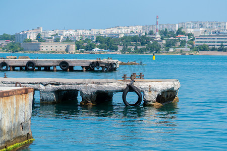 绳索水柱海码头旅游码头码头航海港，用于豪华游艇停泊、船舶速度的船舶娱乐。