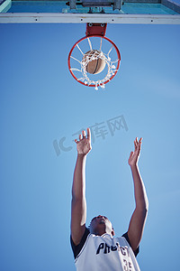 健身男子在运动场上打篮球。
