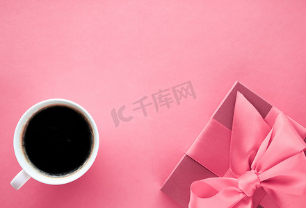 粉色背景的豪华礼盒和咖啡杯，平铺设计，带来浪漫假日早晨的惊喜