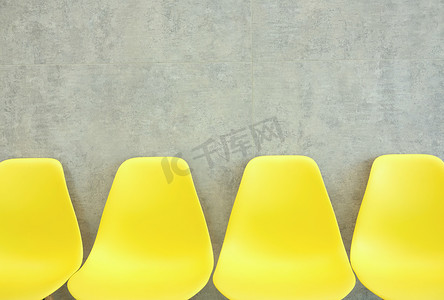 黄色的椅子和灰色的墙壁。