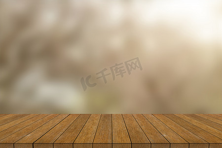 模糊的自然日落天空背景墙与旧复古又脏又臭的米色棕色木线背景纹理桌面：质朴的老式瓷砖木制与模糊背景。