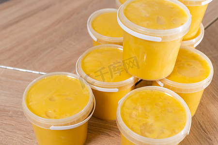 装在塑料桶中的大批蜂蜜准备供应给商店。