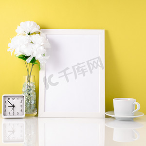 白背景图片摄影照片_白框，花瓶里的花，茶杯或咖啡，钟表