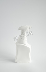 用于在白色背景上隔离的液体清洁产品的白色塑料喷雾瓶。