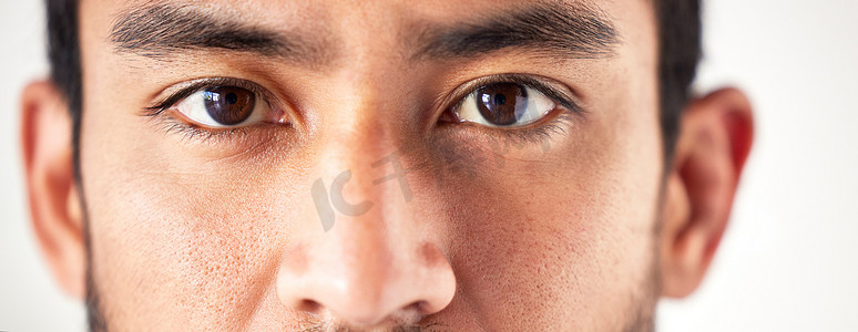 一个未知的亚洲男子的脸和眼睛的特写镜头向前看并进入镜头。