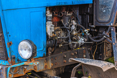 老白俄罗斯农用拖拉机打开柴油发动机舱