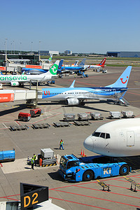 下半年各月目标分析报告摄影照片_荷兰阿姆斯特丹 — 2017年5月26日：各航空公司的飞机停在阿姆斯特丹史基浦机场