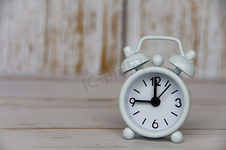 闹钟指向 9 点钟位置，可自定义想法或文本空间。