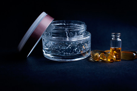 具有化妆品保湿凝胶的透明罐，其中含有透明质酸、气泡和维生素